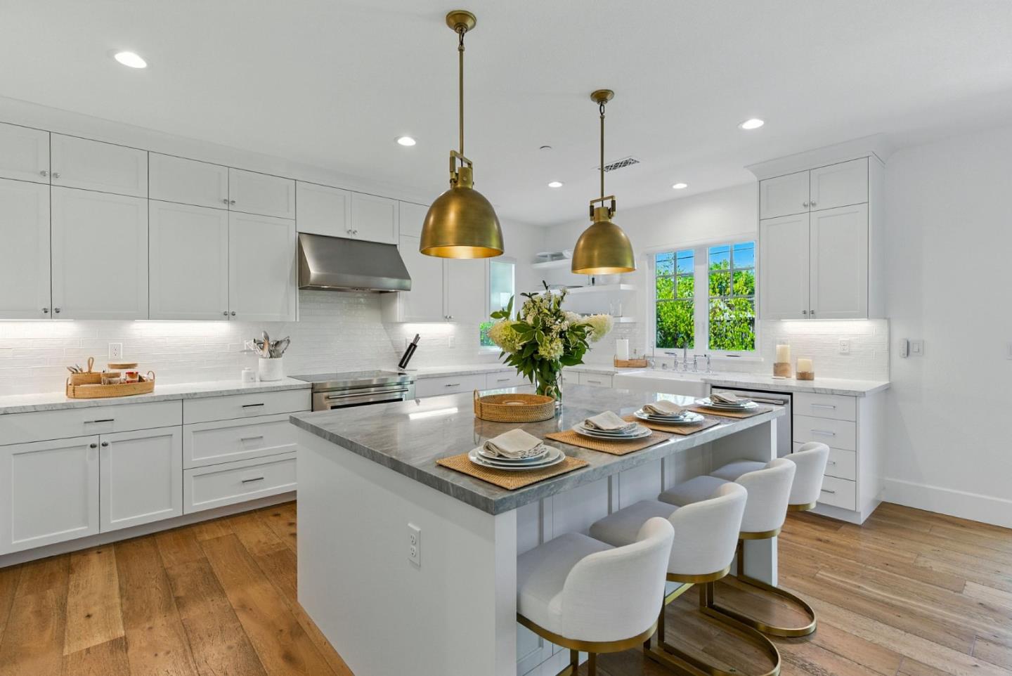 Detail Gallery Image 3 of 16 For 207 Oak Tree Cir, Los Gatos,  CA 95032 - 4 Beds | 3/1 Baths