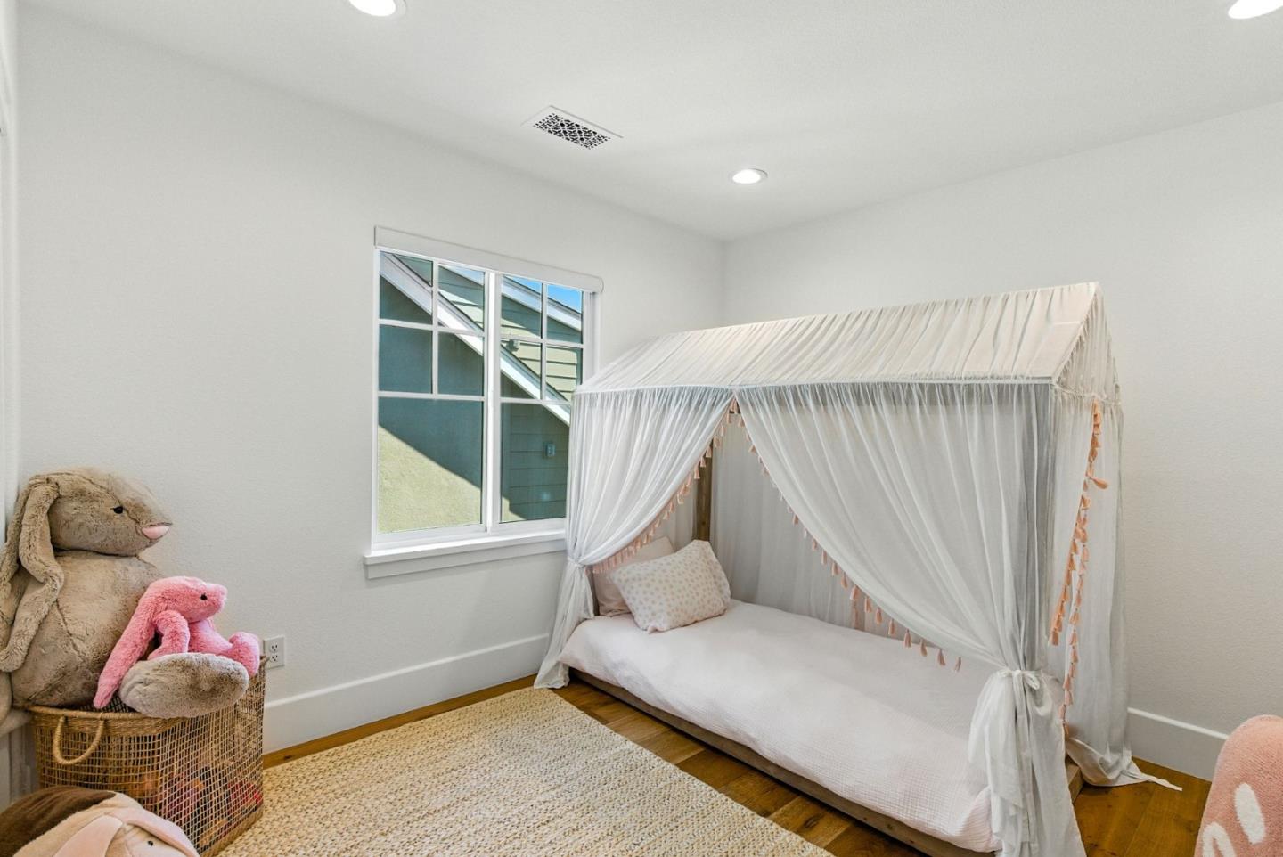 Detail Gallery Image 8 of 16 For 207 Oak Tree Cir, Los Gatos,  CA 95032 - 4 Beds | 3/1 Baths