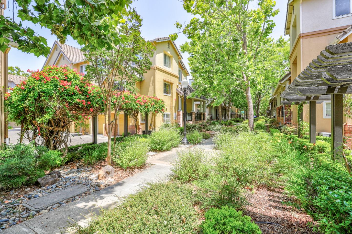 Detail Gallery Image 5 of 51 For 355 Snyder Ln, Mountain View,  CA 94043 - 3 Beds | 2/1 Baths