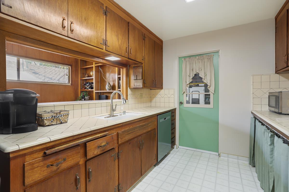 Detail Gallery Image 11 of 30 For 2139 Calabazas Blvd, Santa Clara,  CA 95051 - 3 Beds | 2 Baths
