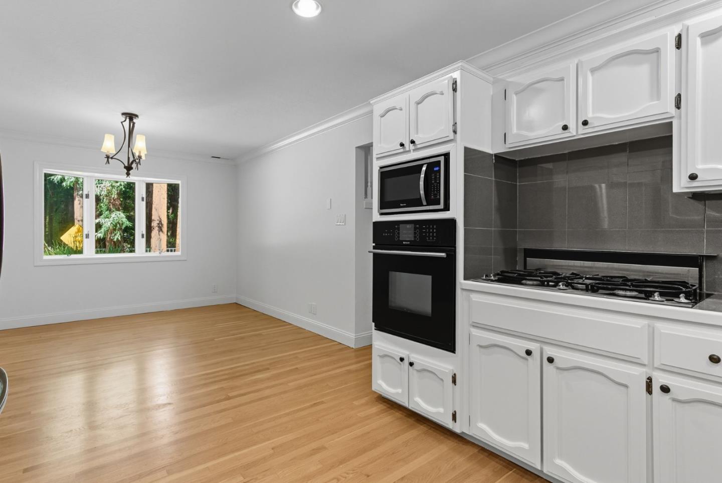 Detail Gallery Image 6 of 46 For 23489 Hutchinson Rd, Los Gatos,  CA 95033 - 4 Beds | 2/1 Baths