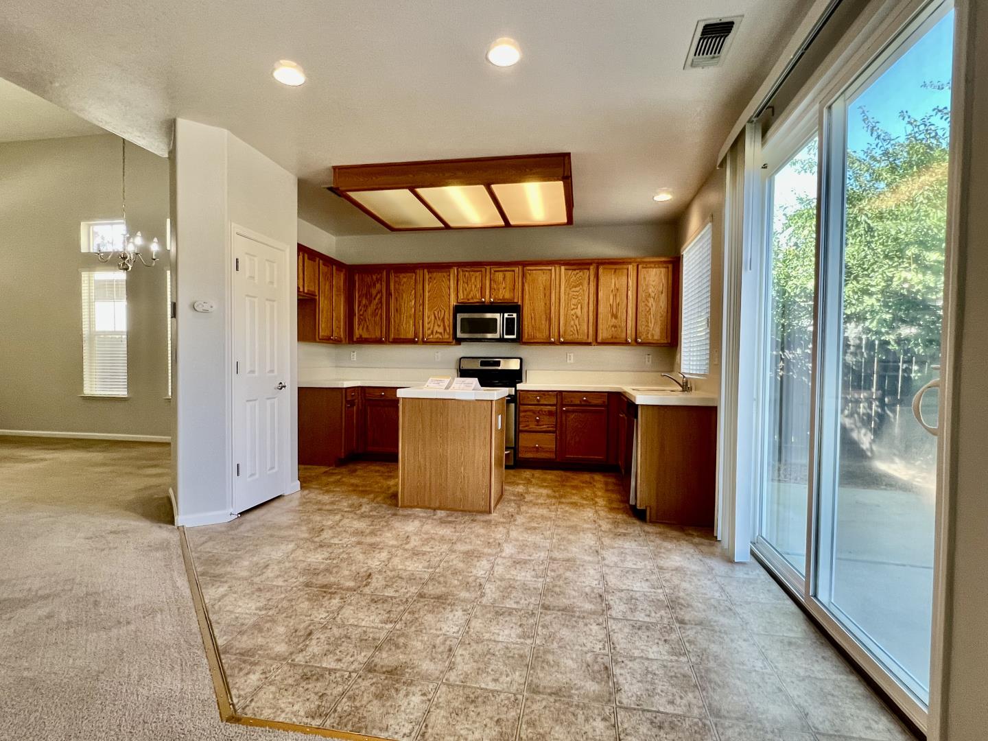 Detail Gallery Image 8 of 33 For 2364 River Rock Dr, Merced,  CA 95340 - 4 Beds | 3 Baths