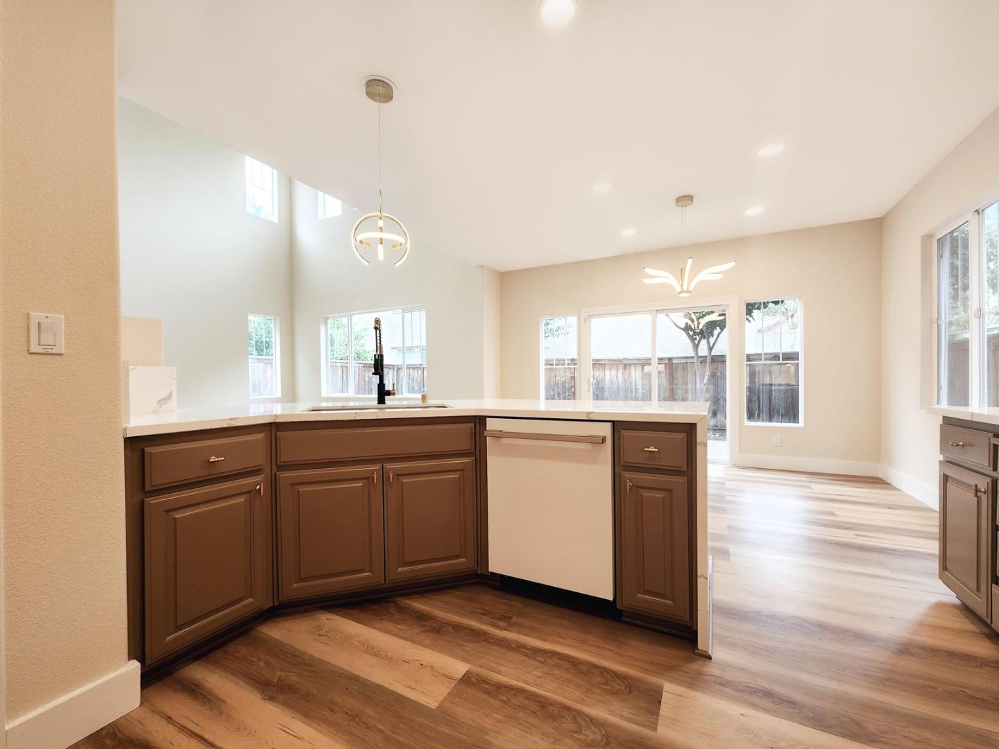 Detail Gallery Image 12 of 54 For 1218 Alder Creek Cir, San Leandro,  CA 94577 - 3 Beds | 2/1 Baths