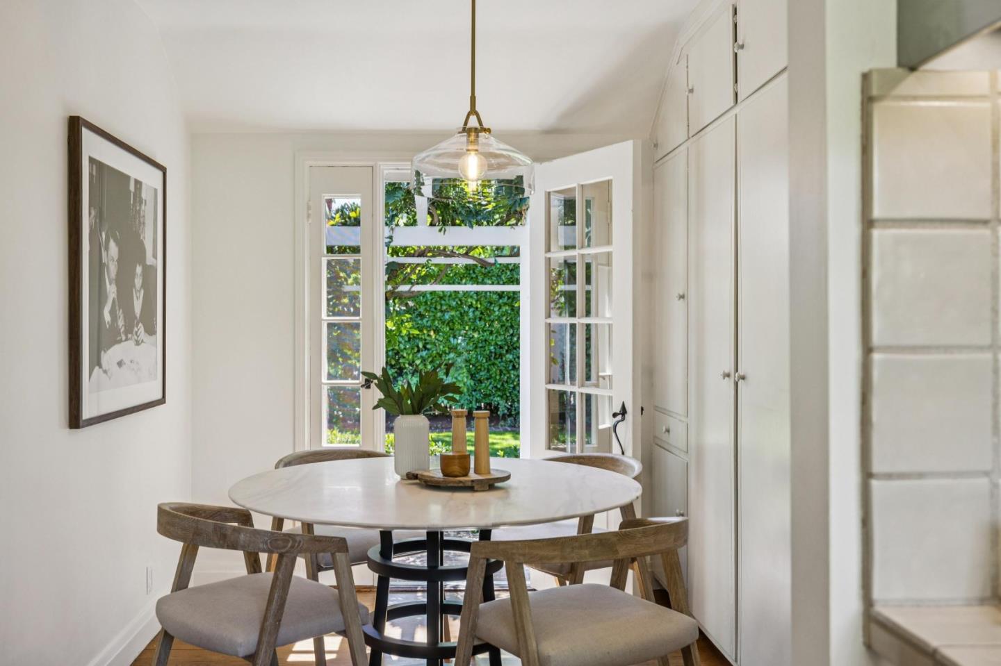 Detail Gallery Image 11 of 35 For 2460 South Ct, Palo Alto,  CA 94301 - 3 Beds | 2/1 Baths