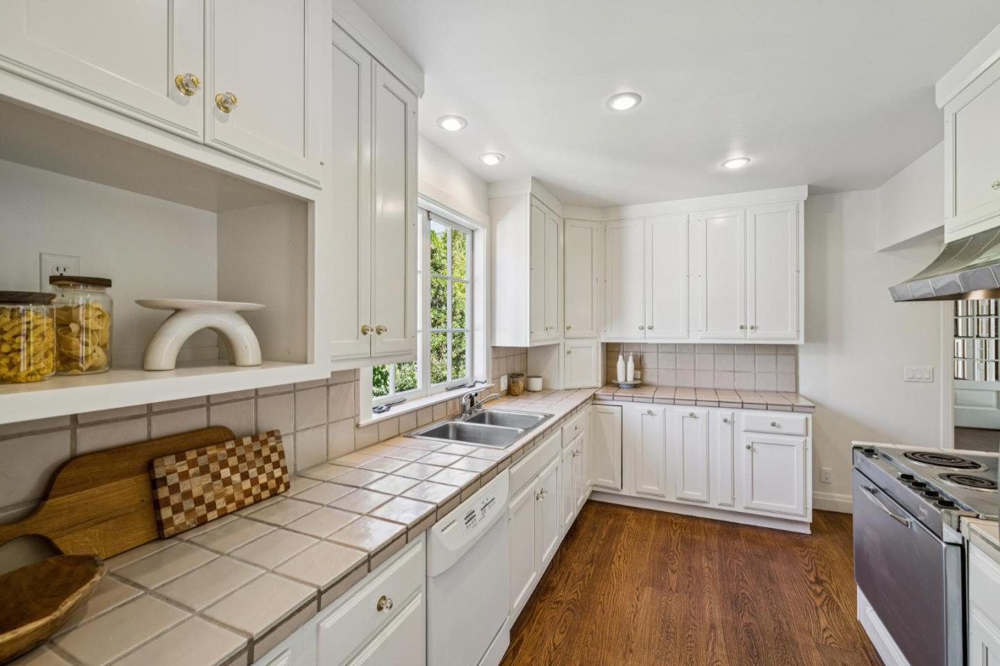 Detail Gallery Image 12 of 35 For 2460 South Ct, Palo Alto,  CA 94301 - 3 Beds | 2/1 Baths
