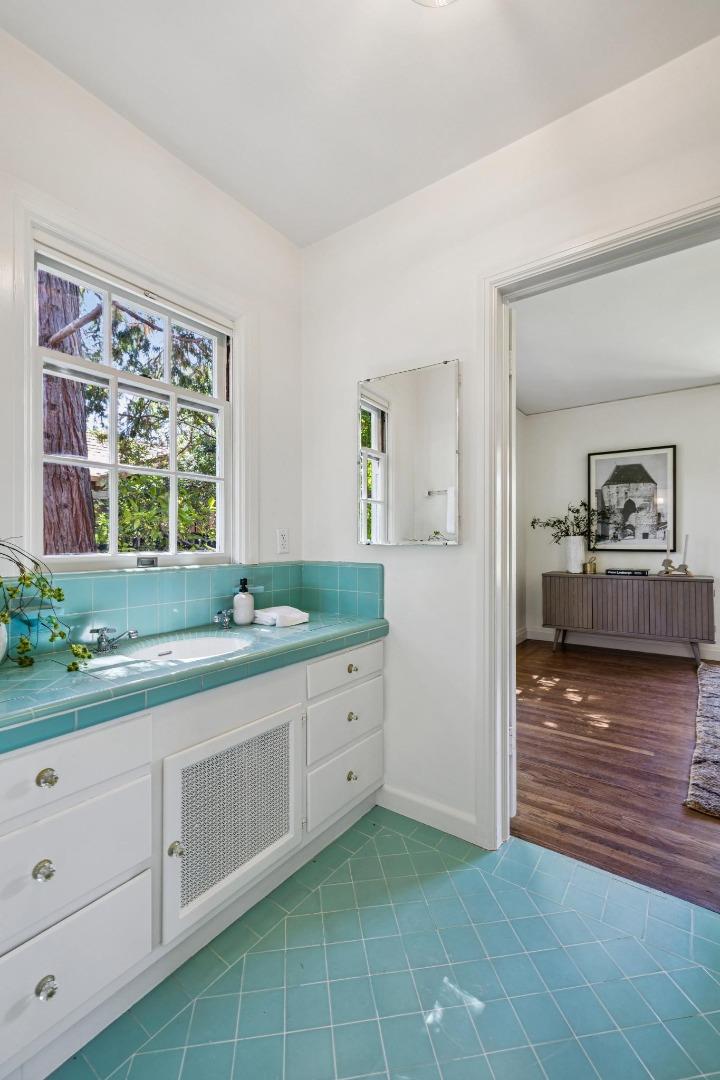 Detail Gallery Image 19 of 35 For 2460 South Ct, Palo Alto,  CA 94301 - 3 Beds | 2/1 Baths