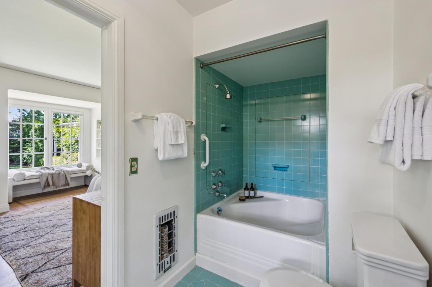 Detail Gallery Image 20 of 35 For 2460 South Ct, Palo Alto,  CA 94301 - 3 Beds | 2/1 Baths