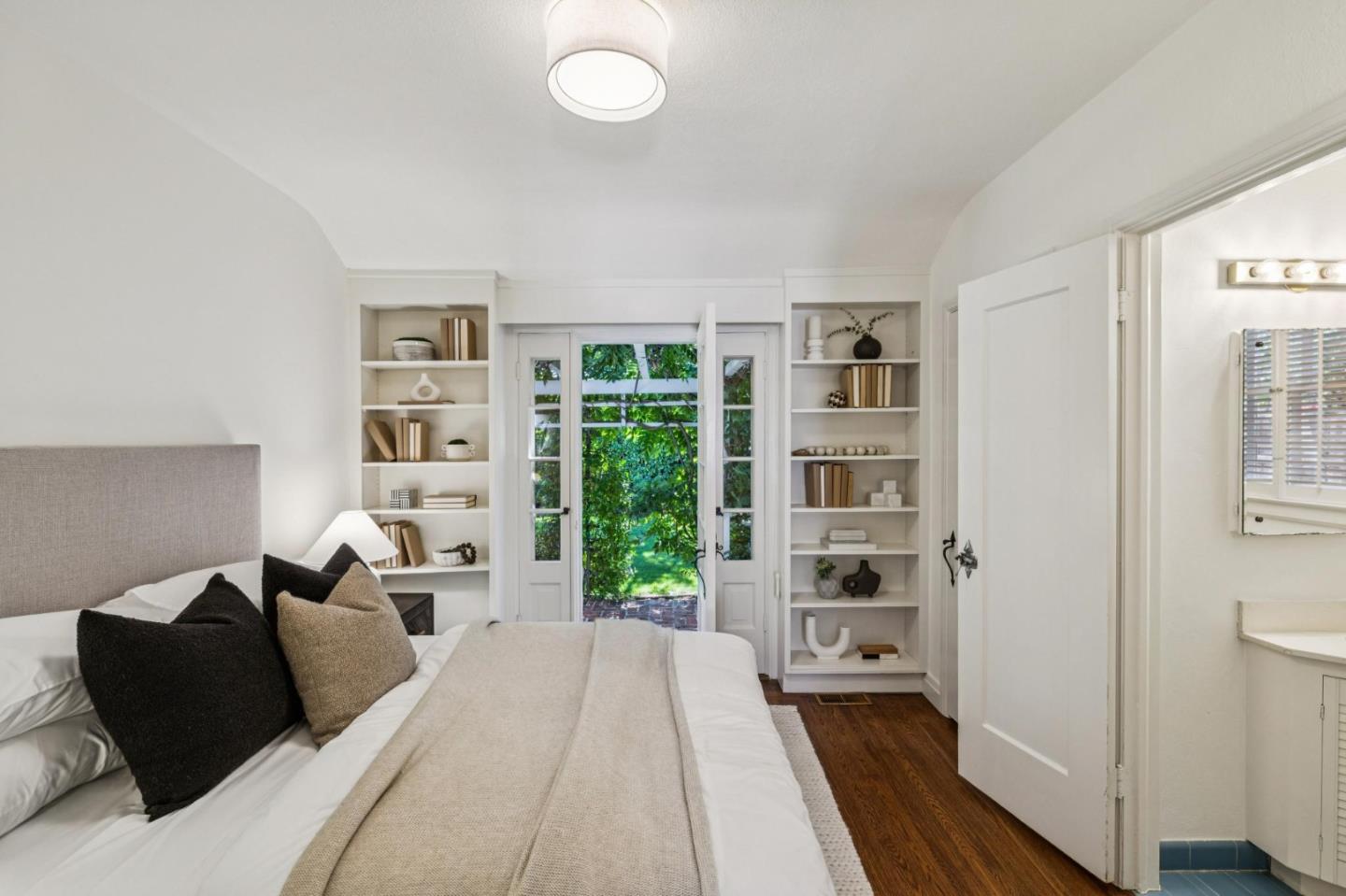Detail Gallery Image 21 of 35 For 2460 South Ct, Palo Alto,  CA 94301 - 3 Beds | 2/1 Baths