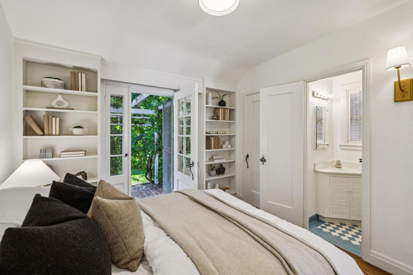 Detail Gallery Image 22 of 35 For 2460 South Ct, Palo Alto,  CA 94301 - 3 Beds | 2/1 Baths