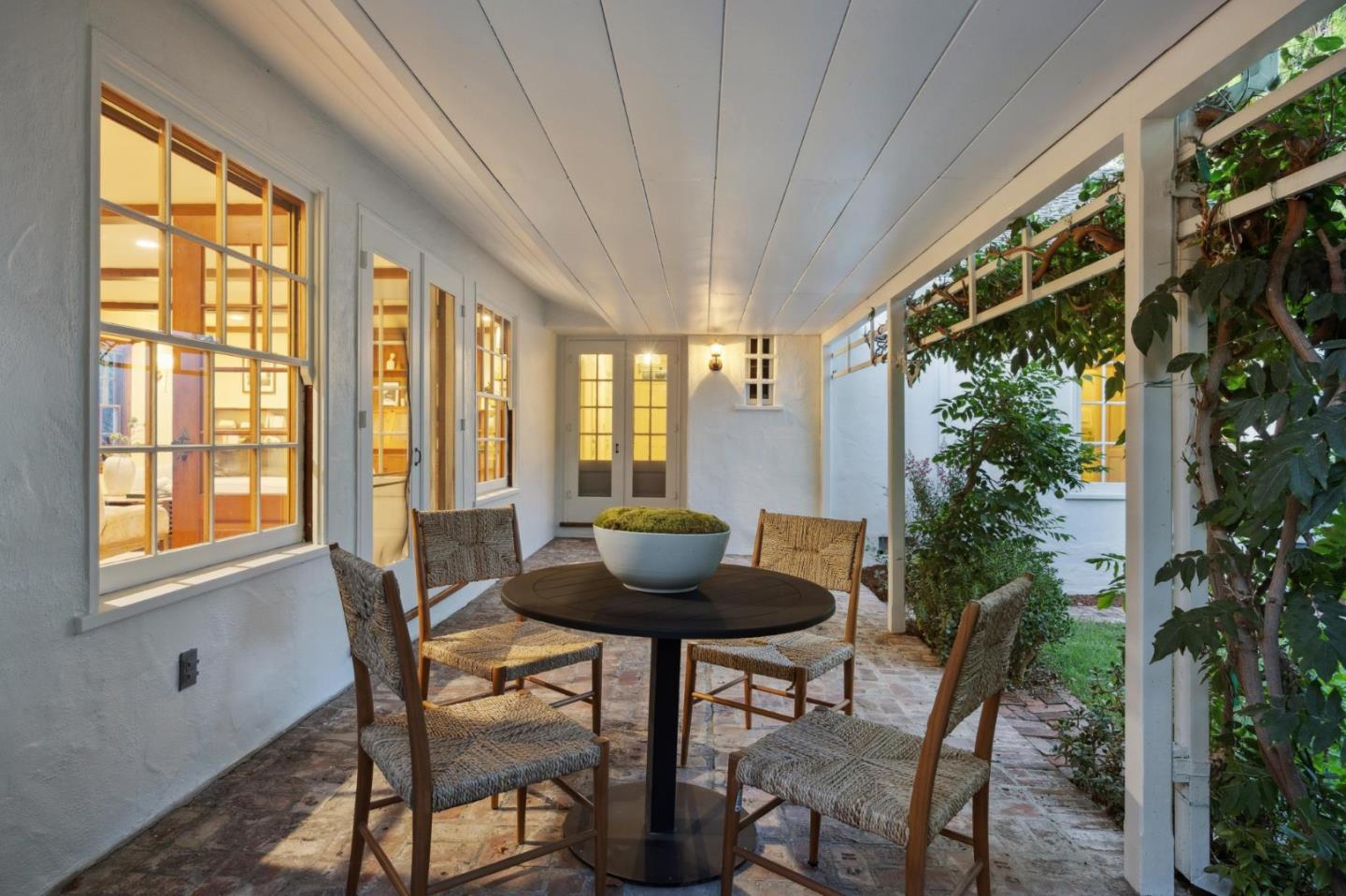 Detail Gallery Image 26 of 35 For 2460 South Ct, Palo Alto,  CA 94301 - 3 Beds | 2/1 Baths