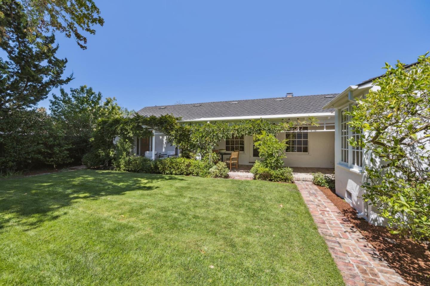 Detail Gallery Image 28 of 35 For 2460 South Ct, Palo Alto,  CA 94301 - 3 Beds | 2/1 Baths