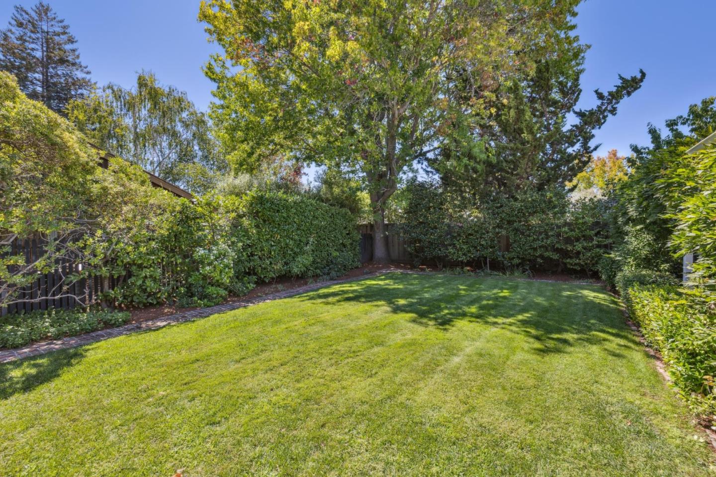 Detail Gallery Image 29 of 35 For 2460 South Ct, Palo Alto,  CA 94301 - 3 Beds | 2/1 Baths