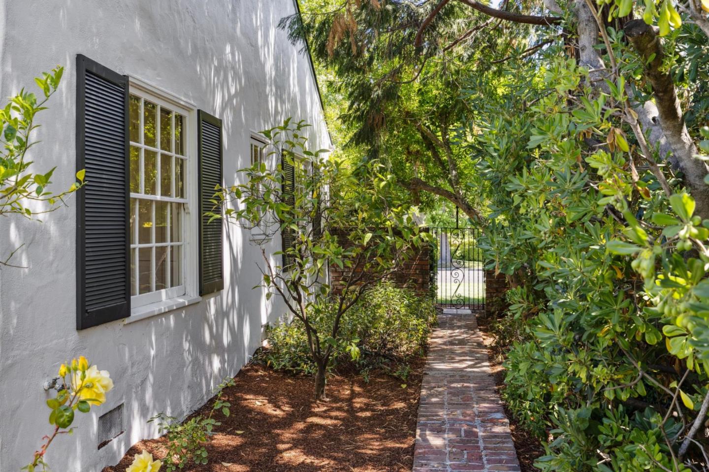Detail Gallery Image 30 of 35 For 2460 South Ct, Palo Alto,  CA 94301 - 3 Beds | 2/1 Baths