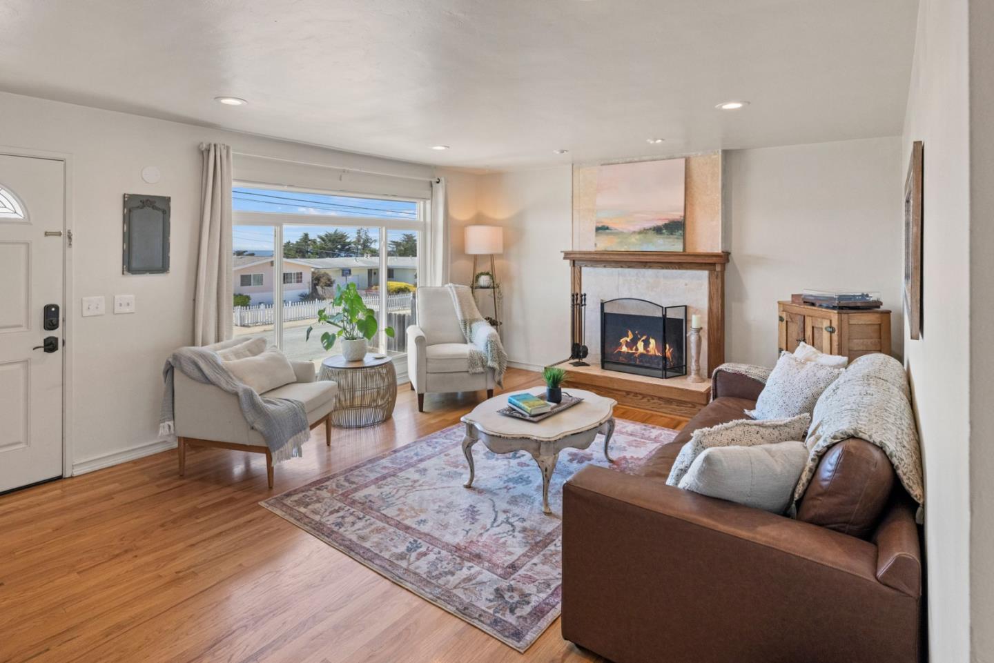 Detail Gallery Image 2 of 16 For 1950 Lincoln St, Seaside,  CA 93955 - 3 Beds | 1 Baths