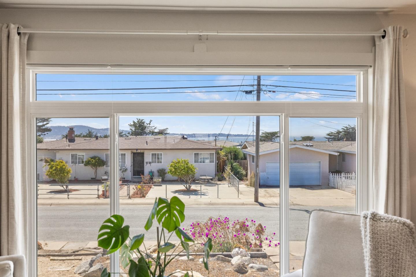 Detail Gallery Image 3 of 16 For 1950 Lincoln St, Seaside,  CA 93955 - 3 Beds | 1 Baths