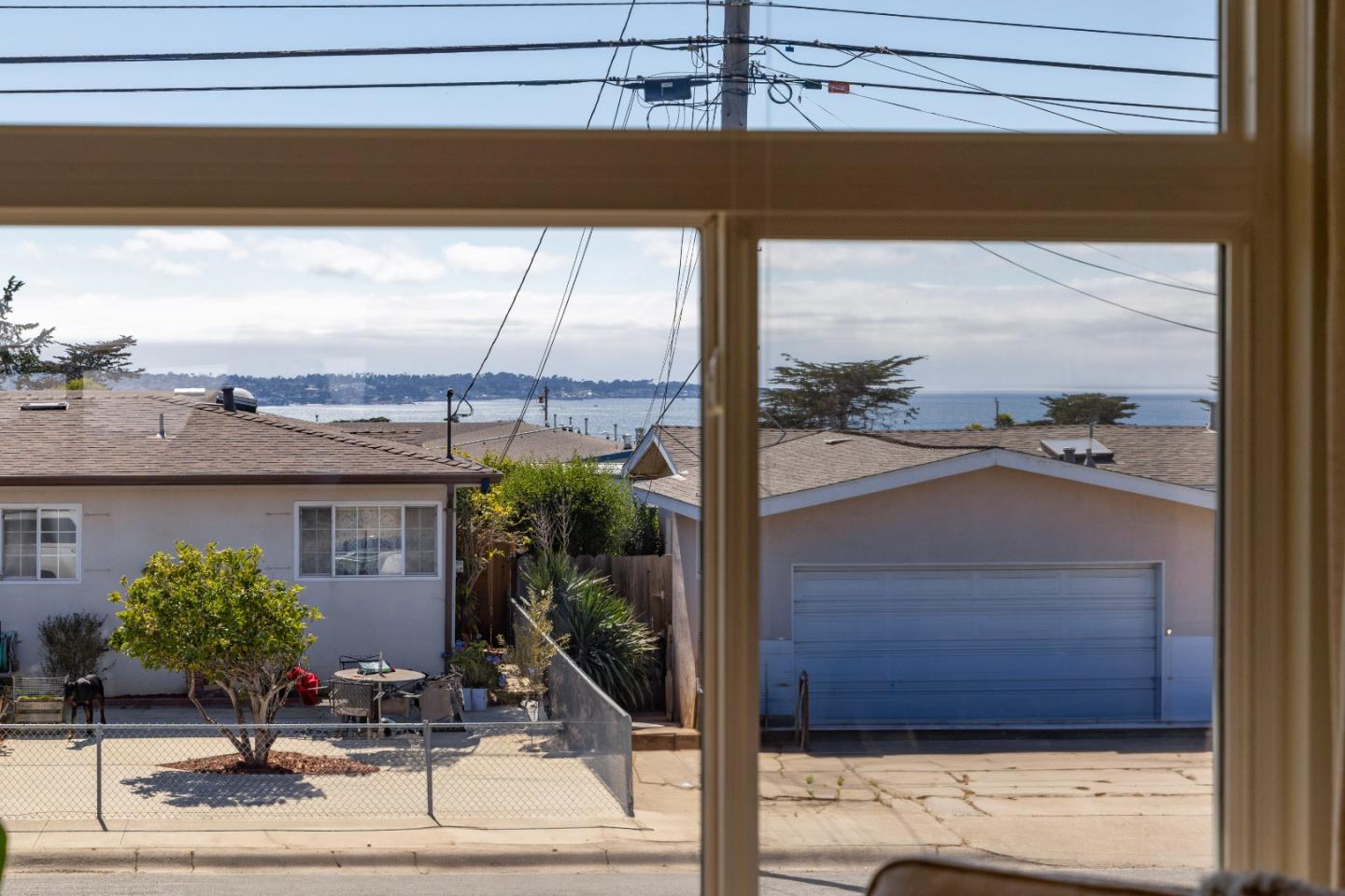 Detail Gallery Image 4 of 16 For 1950 Lincoln St, Seaside,  CA 93955 - 3 Beds | 1 Baths