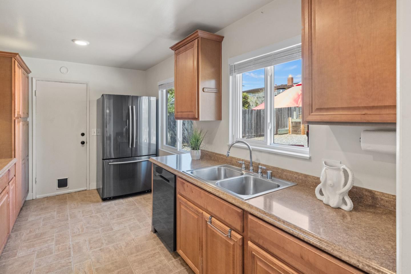 Detail Gallery Image 7 of 16 For 1950 Lincoln St, Seaside,  CA 93955 - 3 Beds | 1 Baths