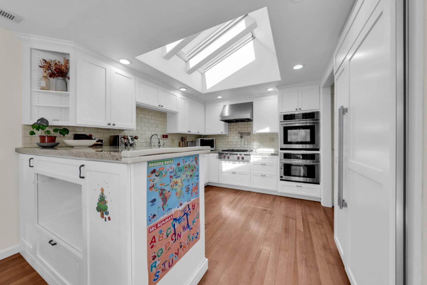 Detail Gallery Image 8 of 50 For 1024 Berkeley Ave, Menlo Park,  CA 94025 - 4 Beds | 3 Baths