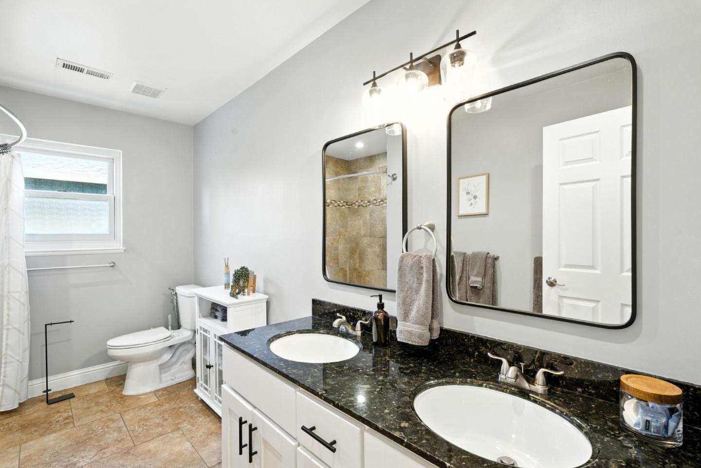 Detail Gallery Image 20 of 43 For 5665 Vicente St, Oakland,  CA 94609 - 3 Beds | 2 Baths