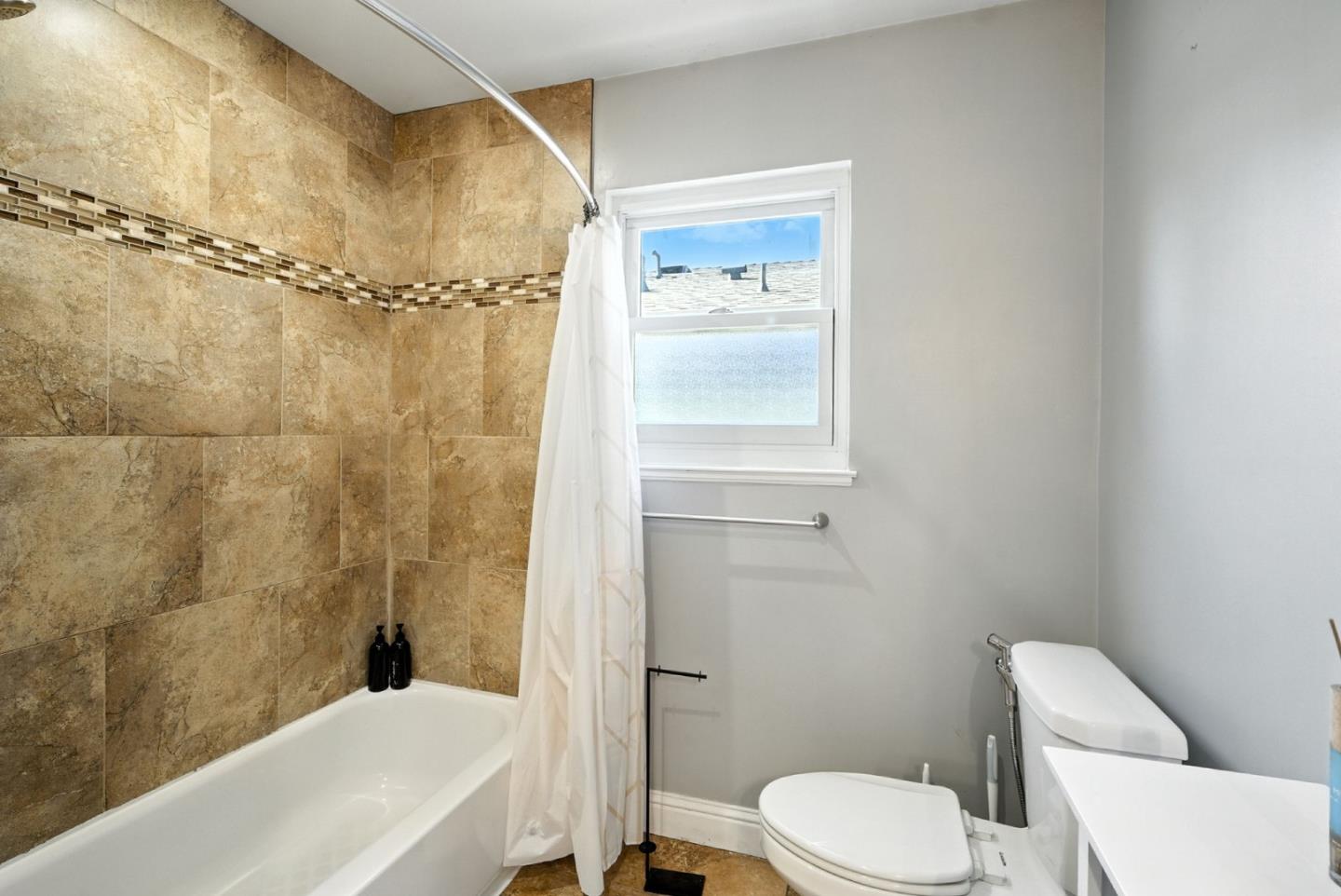 Detail Gallery Image 21 of 43 For 5665 Vicente St, Oakland,  CA 94609 - 3 Beds | 2 Baths