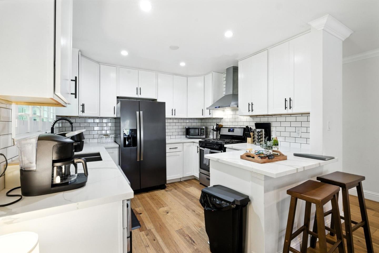 Detail Gallery Image 9 of 43 For 5665 Vicente St, Oakland,  CA 94609 - 3 Beds | 2 Baths
