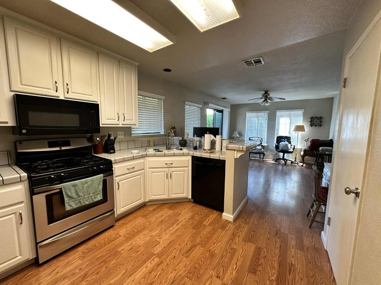Detail Gallery Image 7 of 25 For 8959 Boreal Way, Elk Grove,  CA 95758 - 3 Beds | 3 Baths