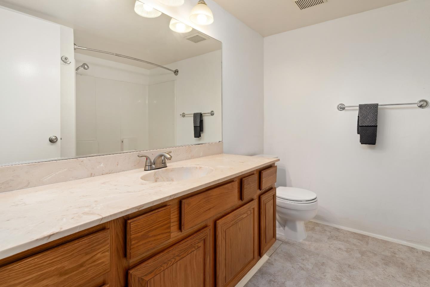 Detail Gallery Image 11 of 18 For 24020 Janssen Ct, Hayward,  CA 94541 - 2 Beds | 2/1 Baths