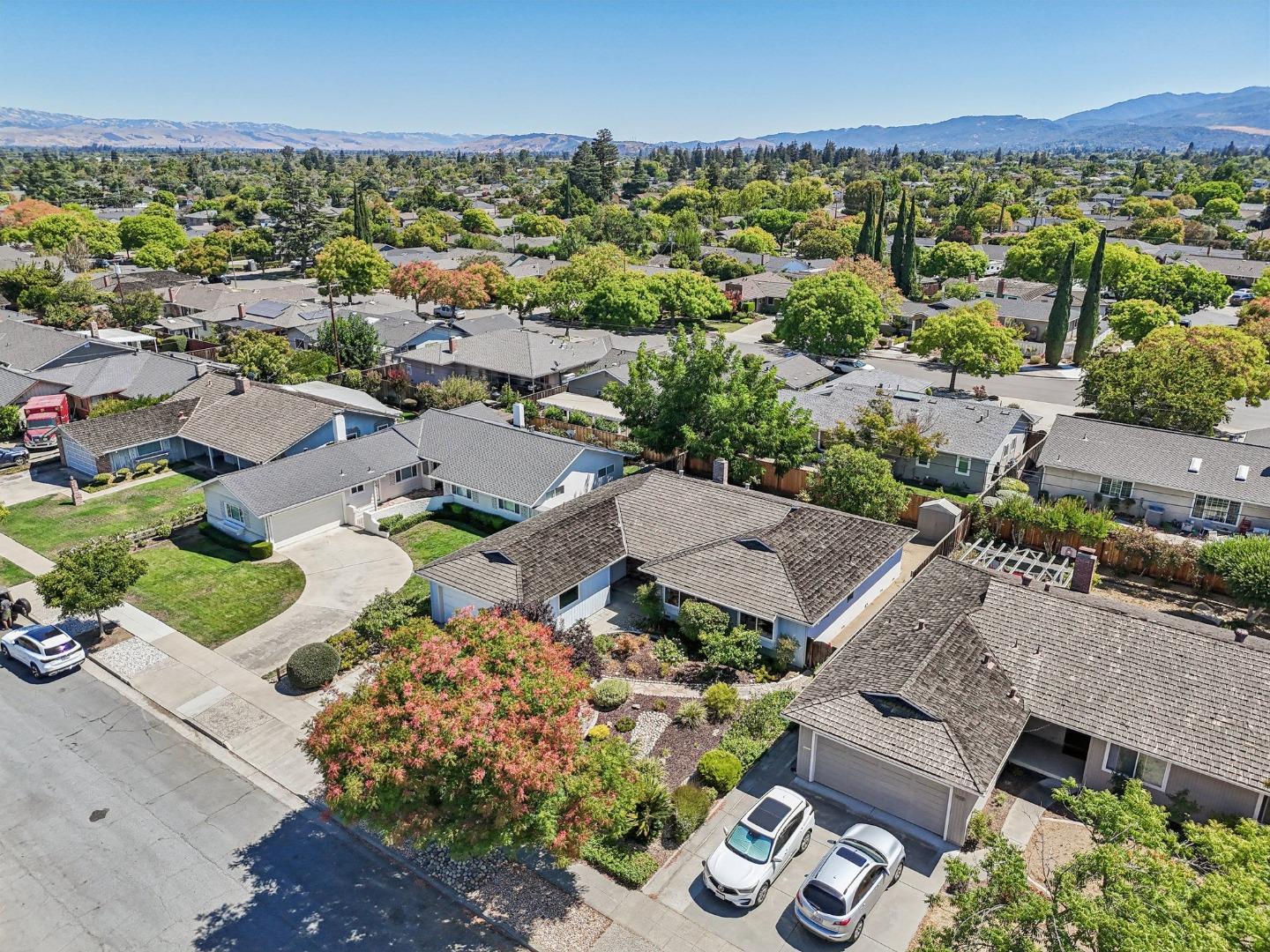 Detail Gallery Image 2 of 66 For 1984 Kobara Ln, San Jose,  CA 95124 - 4 Beds | 2/1 Baths