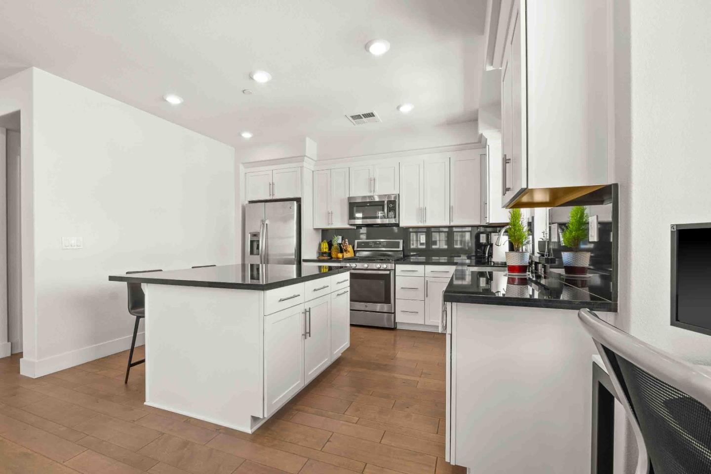 Detail Gallery Image 5 of 38 For 8629 Seawind Way, Newark,  CA 94560 - 2 Beds | 2/1 Baths