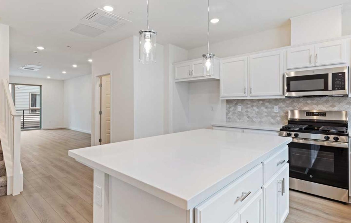Detail Gallery Image 14 of 27 For 6694 Optimum Loop, San Jose,  CA 95119 - 3 Beds | 3/1 Baths