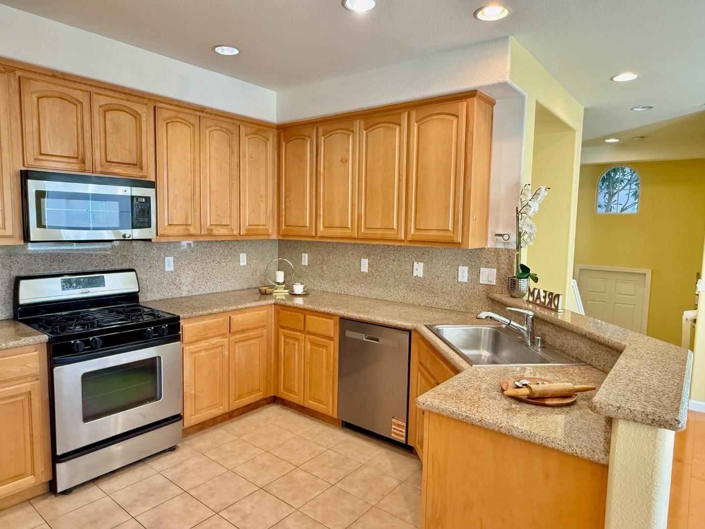 Detail Gallery Image 6 of 19 For 74 Parc Place Dr, Milpitas,  CA 95035 - 3 Beds | 2 Baths