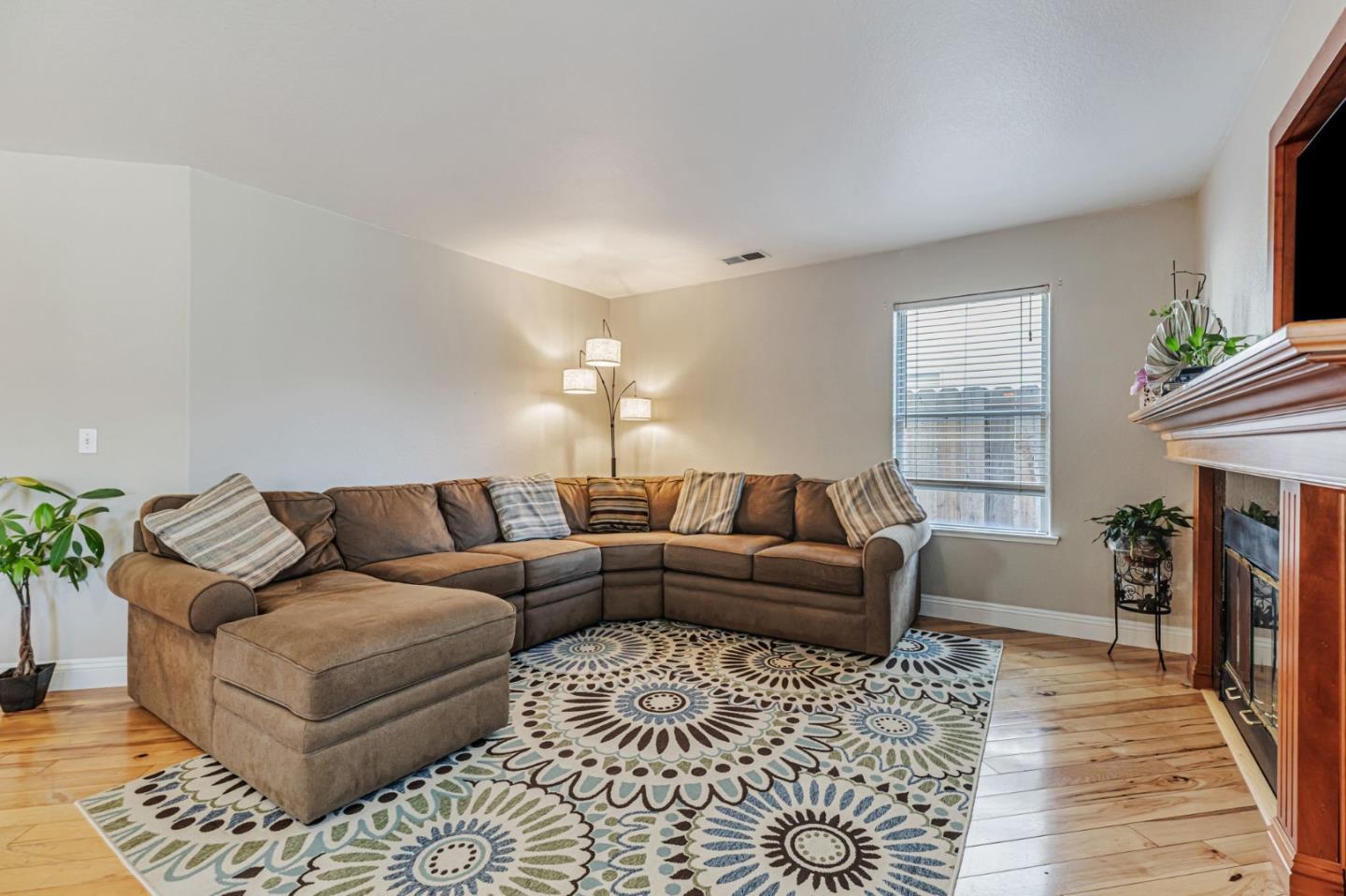 Detail Gallery Image 10 of 48 For 780 Le Mans Dr, Hollister,  CA 95023 - 4 Beds | 2/1 Baths