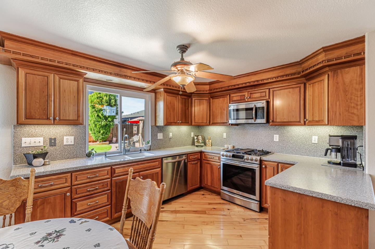 Detail Gallery Image 14 of 48 For 780 Le Mans Dr, Hollister,  CA 95023 - 4 Beds | 2/1 Baths