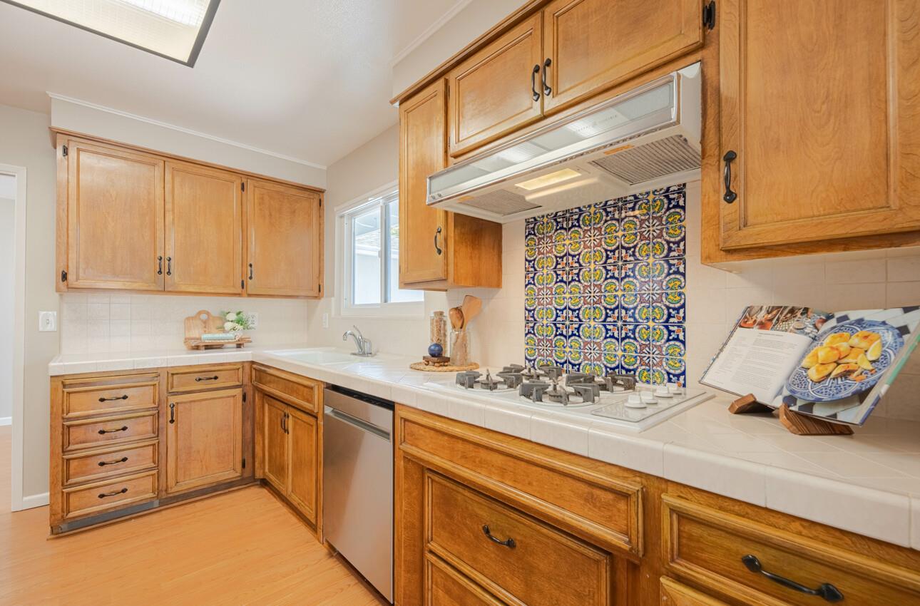 Detail Gallery Image 17 of 41 For 1244 La Mirada Dr, Salinas,  CA 93901 - 3 Beds | 2 Baths