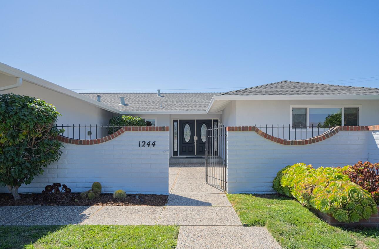 Detail Gallery Image 2 of 41 For 1244 La Mirada Dr, Salinas,  CA 93901 - 3 Beds | 2 Baths