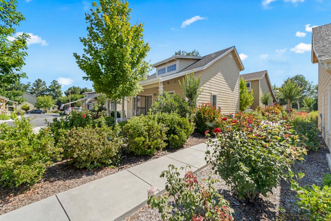 Detail Gallery Image 4 of 51 For 1544 Rosette Way, Gilroy,  CA 95020 - 3 Beds | 2 Baths