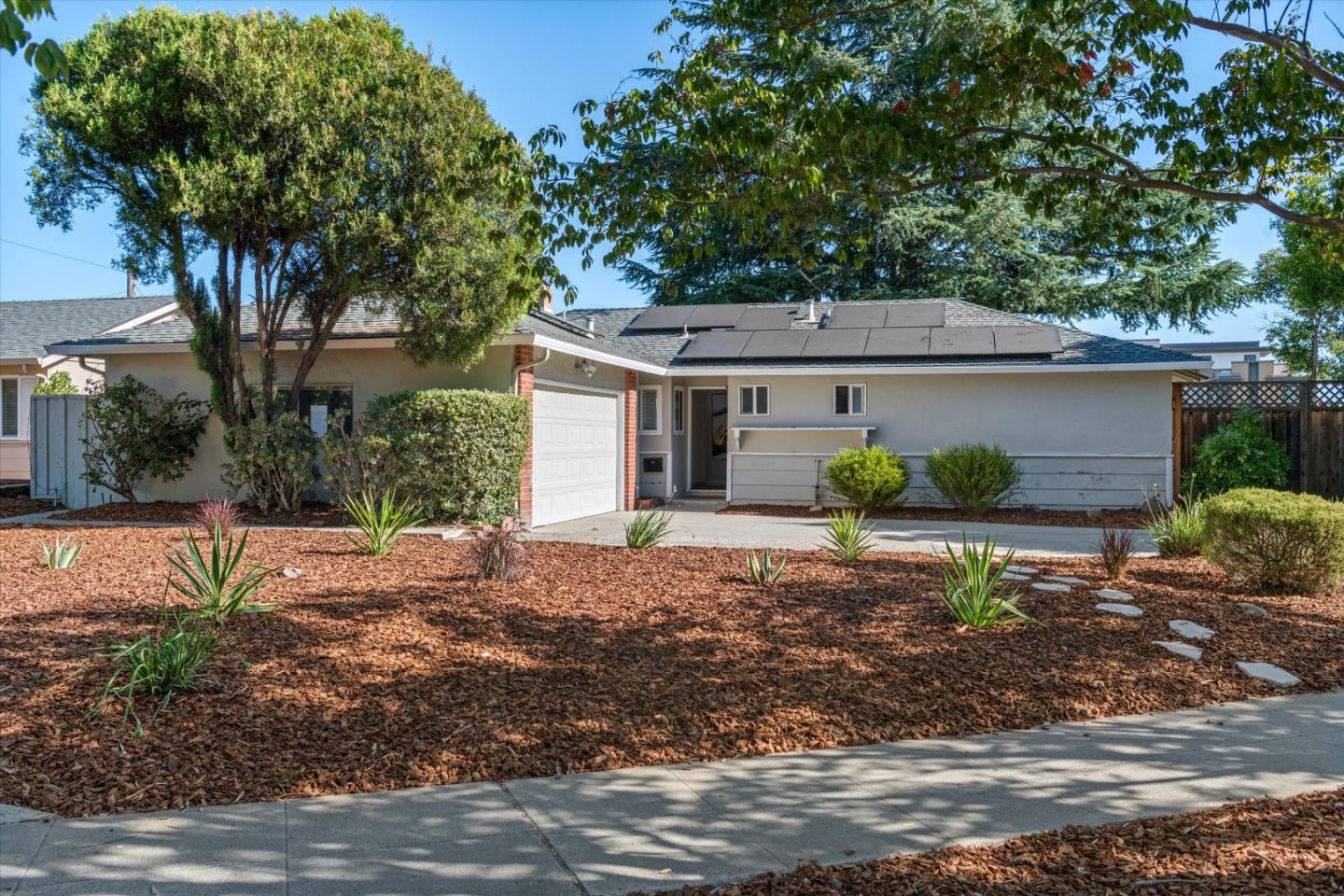 Detail Gallery Image 1 of 24 For 100 Highland Oaks Dr, Los Gatos,  CA 95032 - 4 Beds | 2 Baths