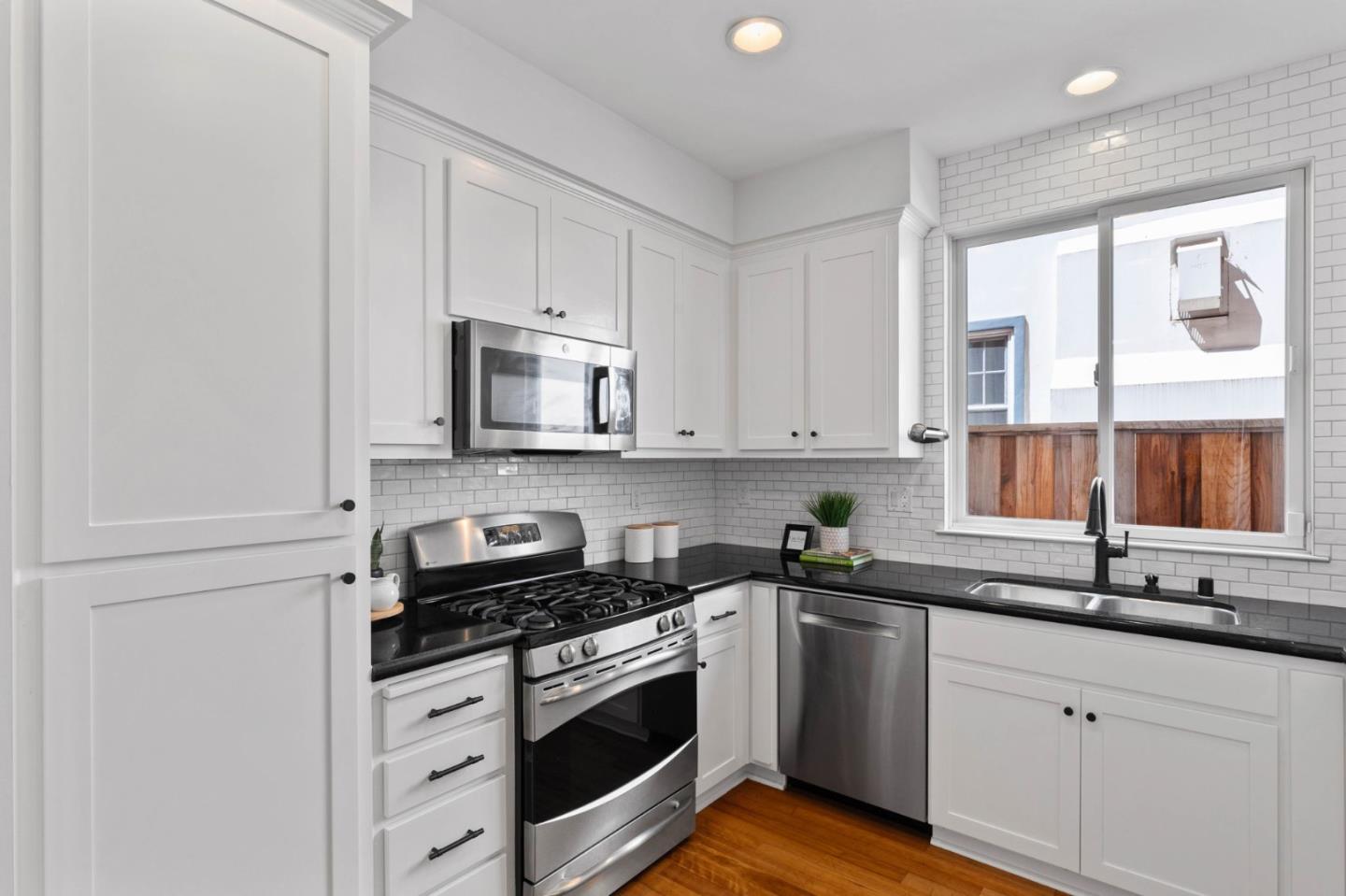 Detail Gallery Image 4 of 18 For 929 Rincon St, Mountain View,  CA 94040 - 3 Beds | 2/1 Baths