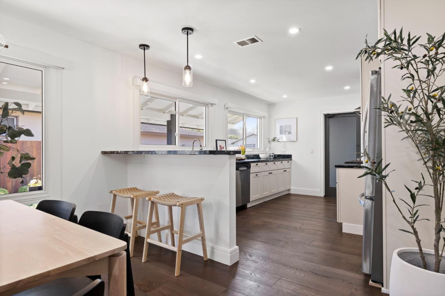 Detail Gallery Image 22 of 68 For 2501 Fleetwood Dr, San Bruno,  CA 94066 - 3 Beds | 3 Baths