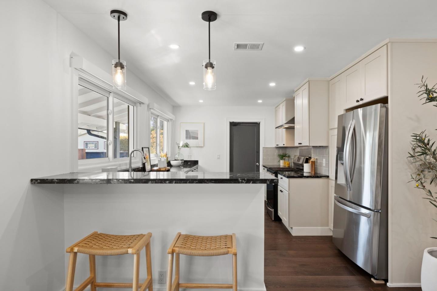 Detail Gallery Image 23 of 68 For 2501 Fleetwood Dr, San Bruno,  CA 94066 - 3 Beds | 3 Baths