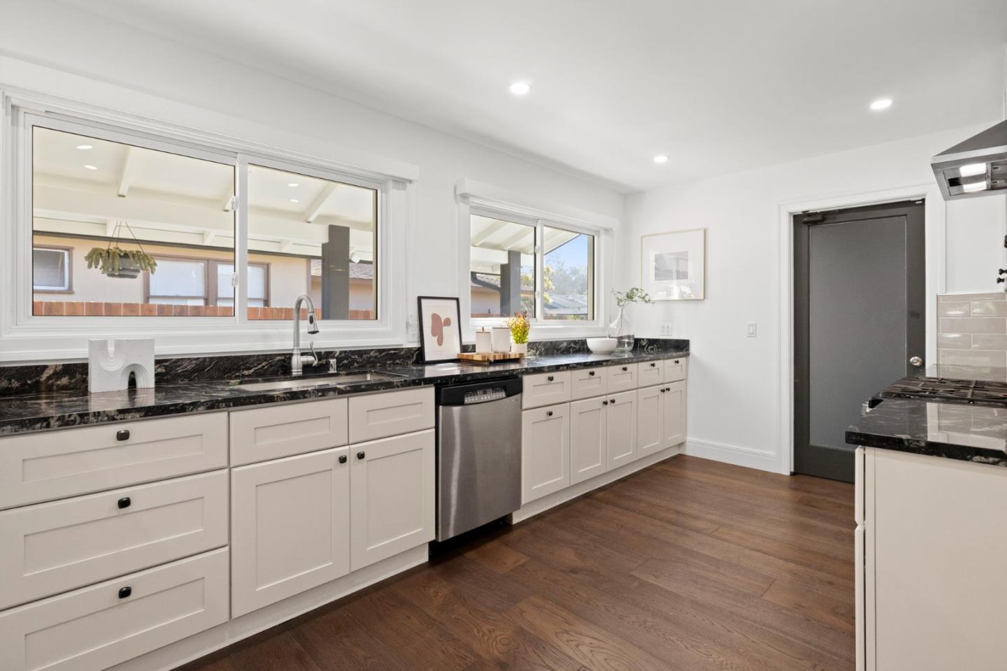 Detail Gallery Image 25 of 68 For 2501 Fleetwood Dr, San Bruno,  CA 94066 - 3 Beds | 3 Baths