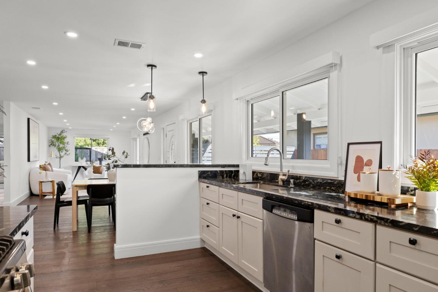 Detail Gallery Image 29 of 68 For 2501 Fleetwood Dr, San Bruno,  CA 94066 - 3 Beds | 3 Baths