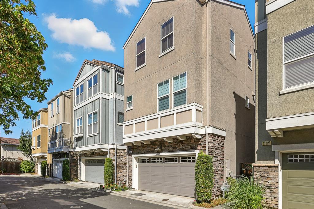 Detail Gallery Image 4 of 85 For 11510 Bianchini Ln, Cupertino,  CA 95014 - 3 Beds | 2/1 Baths