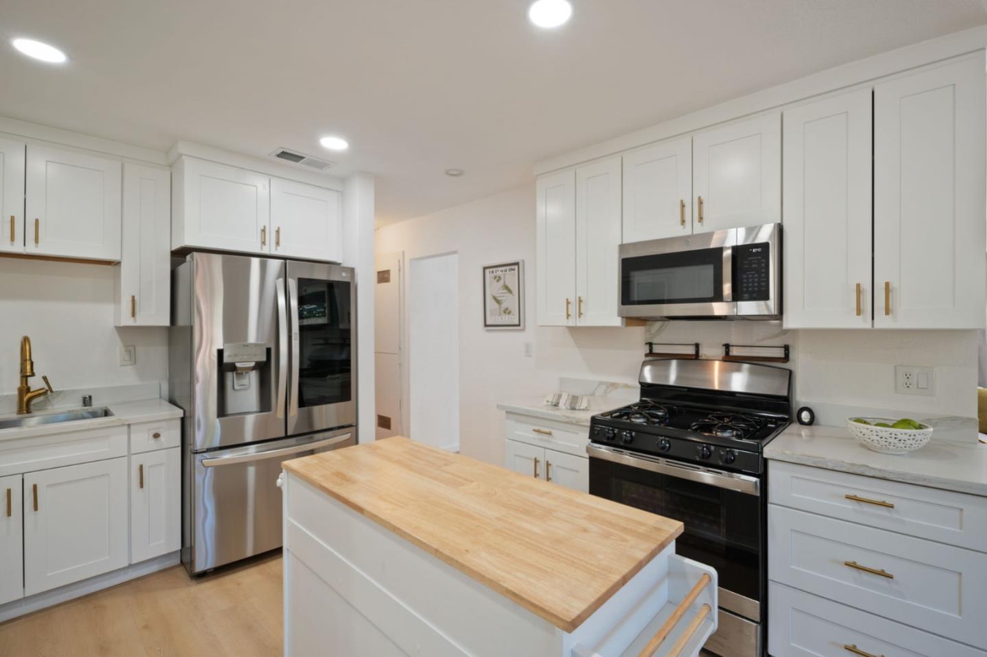 Detail Gallery Image 9 of 33 For 3305 Hickerson Dr, San Jose,  CA 95127 - 3 Beds | 2/1 Baths