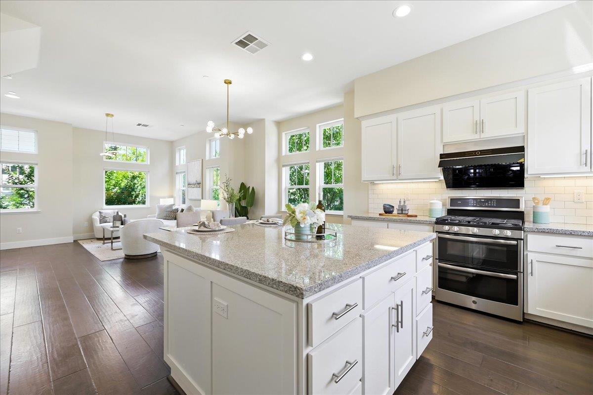 Detail Gallery Image 13 of 39 For 1905 Stella St, Mountain View,  CA 94043 - 3 Beds | 2/1 Baths
