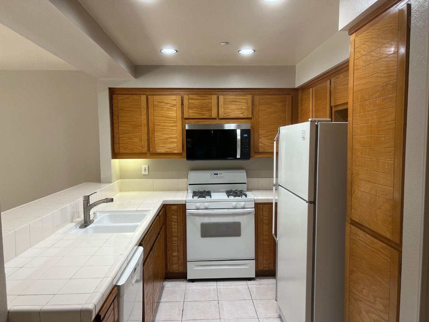 Detail Gallery Image 7 of 21 For 6986 Gregorich Dr #C,  San Jose,  CA 95138 - 2 Beds | 2/1 Baths