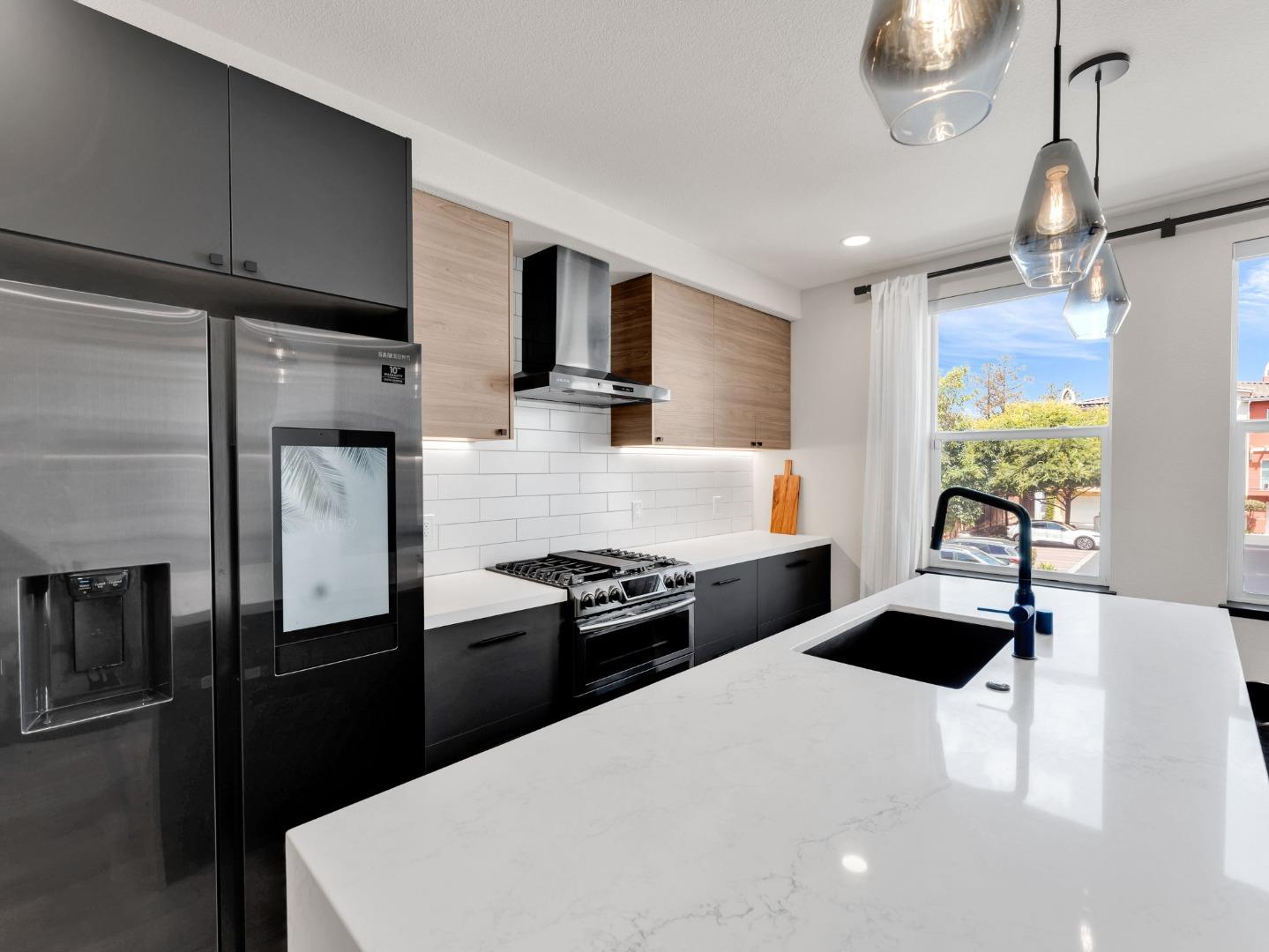 Detail Gallery Image 3 of 42 For 213 Esfahan Dr, San Jose,  CA 95111 - 2 Beds | 2/1 Baths