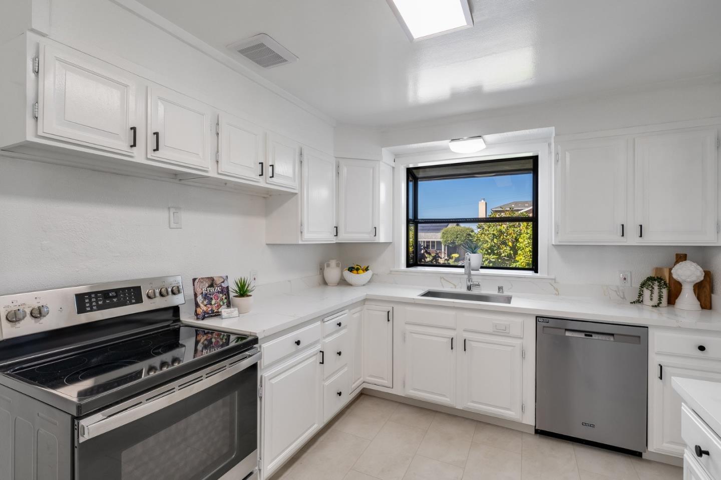 Detail Gallery Image 12 of 42 For 2704 Sunset Ter, San Mateo,  CA 94403 - 4 Beds | 2 Baths