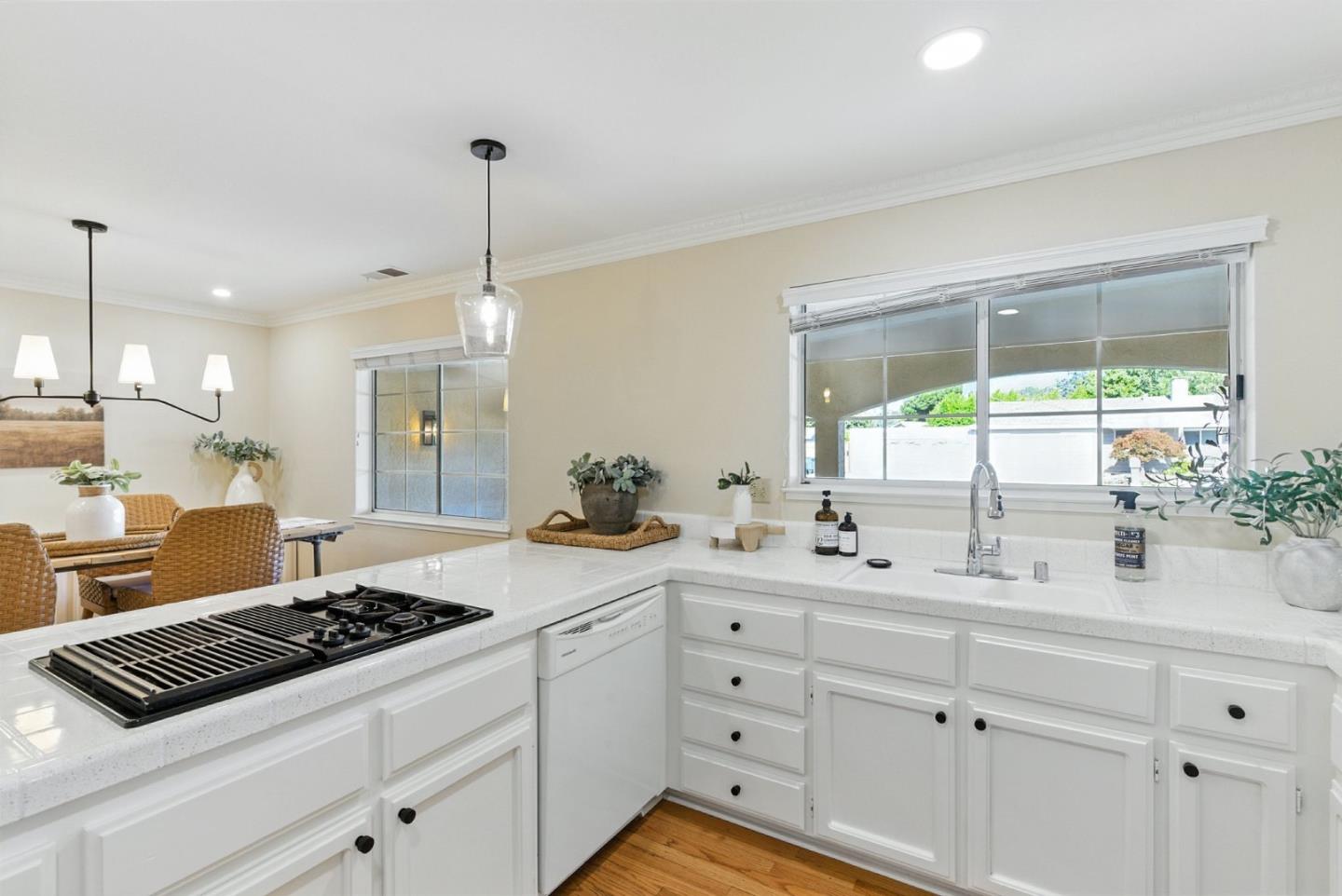 Detail Gallery Image 11 of 42 For 2188 Yorkshire Way, Mountain View,  CA 94040 - 3 Beds | 2 Baths