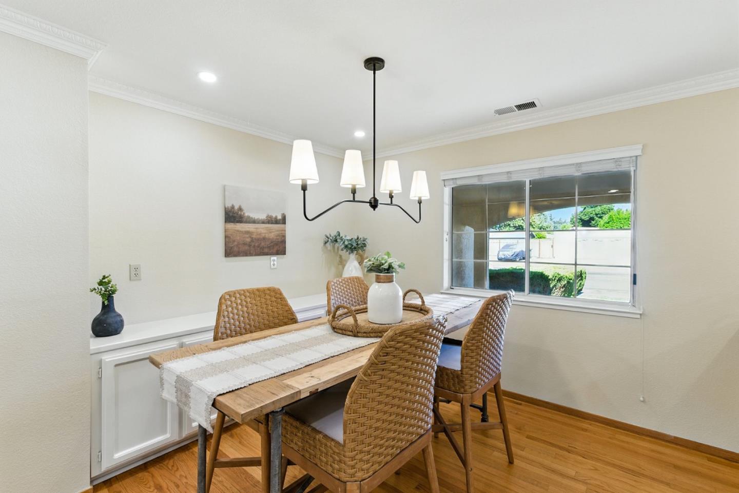 Detail Gallery Image 12 of 42 For 2188 Yorkshire Way, Mountain View,  CA 94040 - 3 Beds | 2 Baths